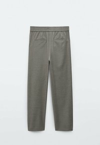 Pantalon gris à taille élastique et coupe droite, avec deux poches passepoilées à l'arrière, présenté à plat sur un fond blanc.