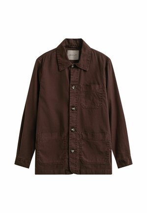 Braune Hemdjacke mit drei Fronttaschen und Kragen, langen Ärmeln und sichtbaren Steppnähten.