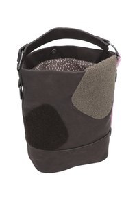 Sac seau marron foncé avec des patchs texturés, large anse, anneaux en métal et doublure intérieure avec un motif rose.