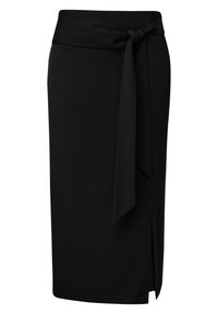 Zwarte wikkelrok van soepel stof, met een gestrikt riem bij de taille en een lichte split voor extra detail. Eenvoudig, strak ontwerp.
