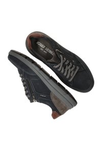 Marineblaue Wildlederschuhe mit grauen Schnürsenkeln, seitlichem Reißverschluss und braunen Lederelementen. Verfügt über eine strukturiert gummierte Sohle für besseren Halt.