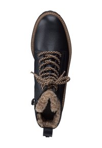 Botte en cuir noire avec des lacets marron et une doublure en fausse fourrure. Présente un bout arrondi et une semelle extérieure texturée, avec des détails de couture contrastants.