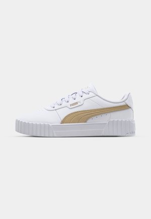 Witte sneakers van leer met een robuuste witte zool, voorzien van een beige zijstreep en logo. De veters zijn zilverkleurig en hebben een gladde textuur.
