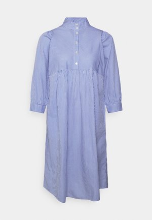 Niebiesko-biała sukienka midi z długim rękawem i pionowymi paskami, z wysokim kołnierzem i przodem zapinanym na guziki.