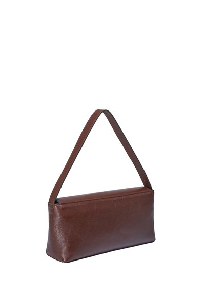 Sac d'épaule rectangulaire en cuir marron avec une grande sangle unique et une surface lisse et unie sur fond blanc.