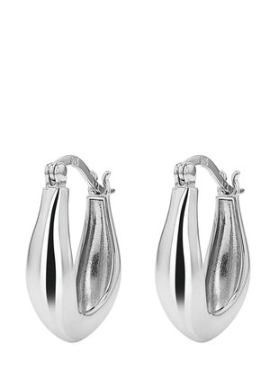 Par de pendientes de aro de plata pulida con un diseño liso y curvado y cierres con bisagras, reflejando la luz sobre un fondo blanco.