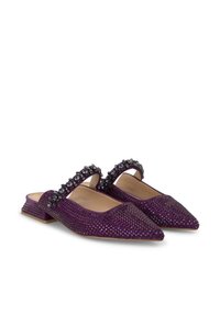 Zapatos morados tipo slip-on con punta afilada, fabricados con un tejido texturizado y correas adornadas con cuentas y lentejuelas. Suela plana con tacón bajo.