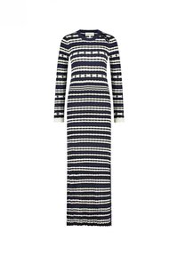 Gebreide maxi-jurk in marineblauw en crème strepen met ribbeltextuur, voorzien van lange mouwen en een ronde halslijn, gedetailleerd met kleine accenten.