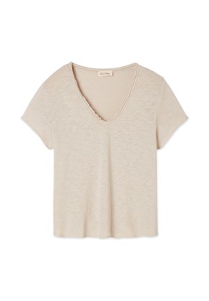 Bēša īsroku V veida kakla T-krekls ar neapstrādātu malu izlasi apkaklē un teksturētu auduma rakstu.