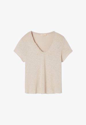 Bēša īsroku V veida kakla T-krekls ar neapstrādātu malu izlasi apkaklē un teksturētu auduma rakstu.