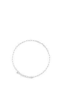 Collana in argento con segmenti allungati e collegati, dotata di un gancio sicuro. Texture liscia e design minimalista.