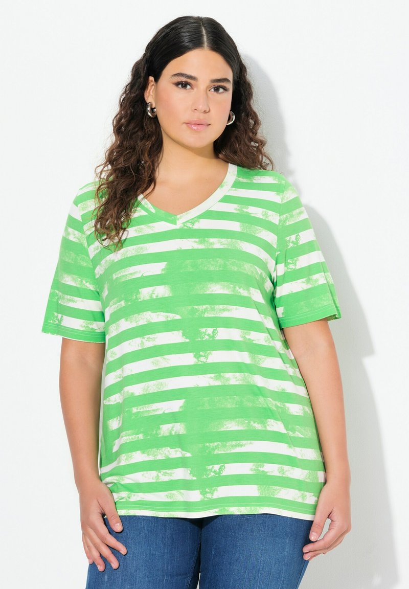 Camiseta de cuello en V a rayas verdes y blancas con mangas cortas, hecha de una tela suave, que presenta un corte holgado y un patrón desgastado.