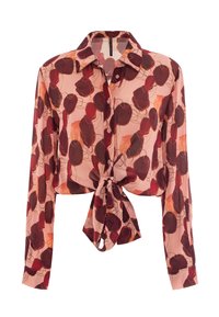 Blouse à manches longues en tissu léger avec un fond rose, ornée d'un motif floral rouge et bourgogne et d'un détail de lien à l'avant.