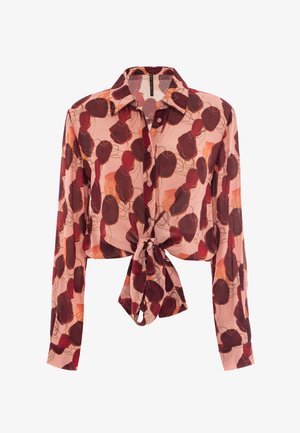 Blusa a maniche lunghe in tessuto leggero con sfondo rosa, caratterizzata da un motivo floreale rosso e bordeaux e un dettaglio con nodo frontale.