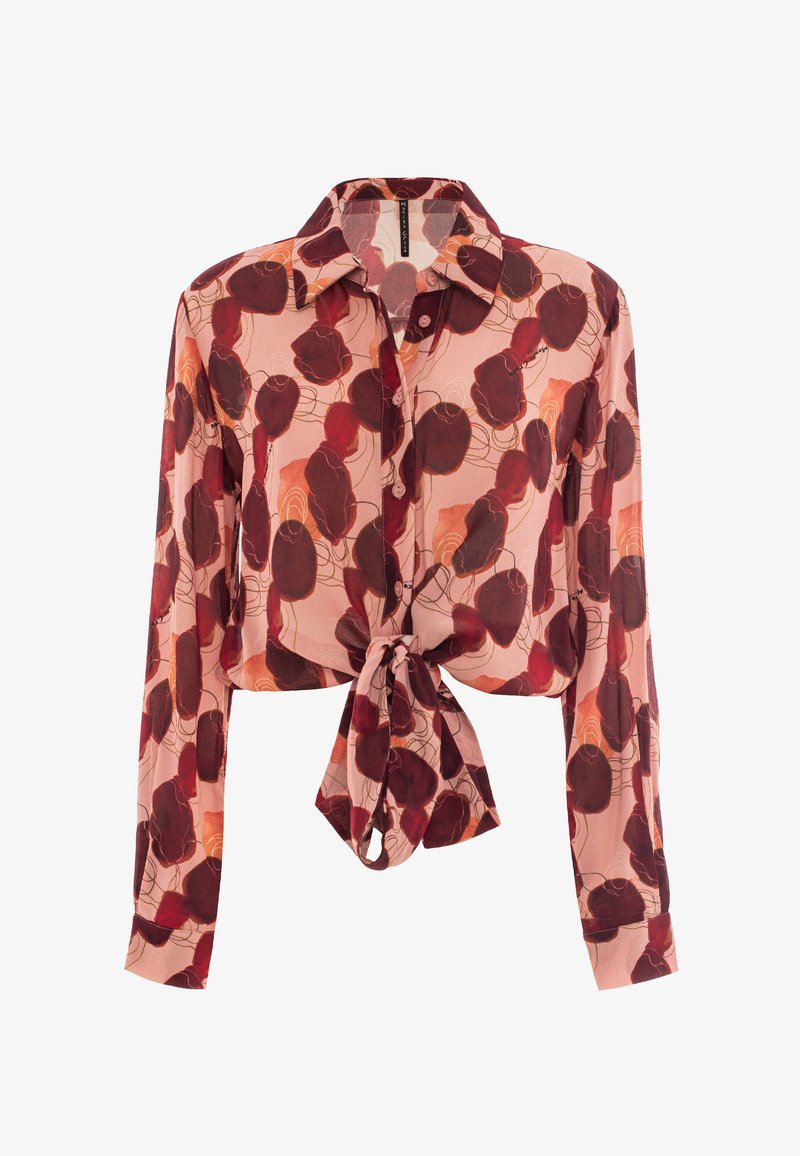 Blouse à manches longues en tissu léger avec un fond rose, ornée d'un motif floral rouge et bourgogne et d'un détail de lien à l'avant.