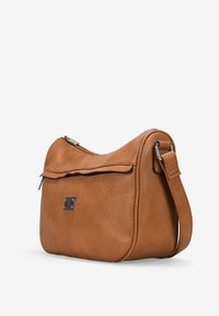 Bolso de hombro de cuero marrón con una textura sutil, forma curvada, tapa frontal y detalles en metal plateado. Incluye una correa ajustable.