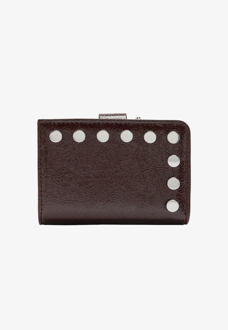 Brązowy portfel z sztucznej skóry, ozdobiony srebrnymi ćwiekami wzdłuż jednego brzegu, o kompaktowym prostokątnym kształcie z bezpiecznym zapięciem.