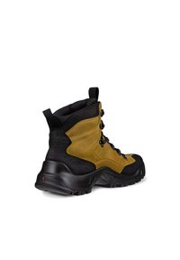 Gul och svart vandringskänga med en texturerad ovandel, vadderad krage och slitstark gummisula. Har metalldringar och en dragrem på baksidan.