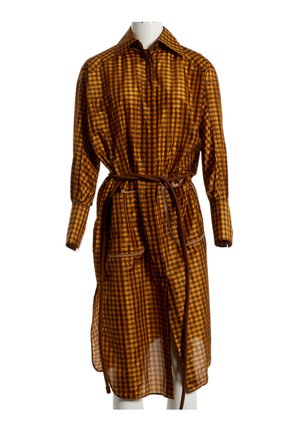 Robe longue transparente à carreaux marron et jaune avec col, manches longues, deux poches avant et une fine ceinture nouée à la taille.