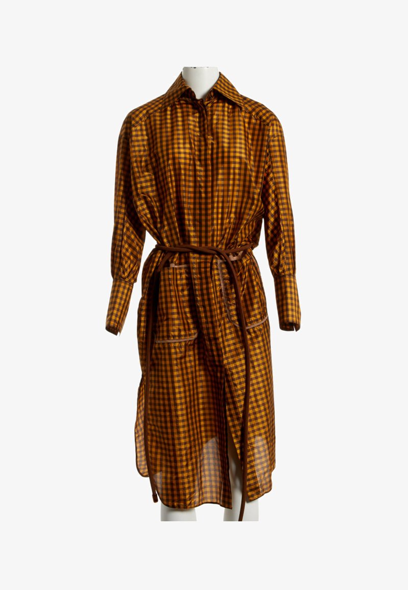 Robe longue transparente à carreaux marron et jaune avec col, manches longues, deux poches avant et une fine ceinture nouée à la taille.