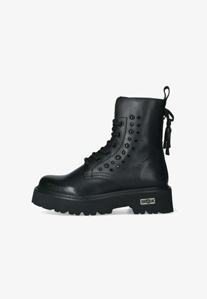 Bottines noires à lacets avec une semelle épaisse, en cuir lisse, accents cloutés sur les côtés et une languette à l'arrière.