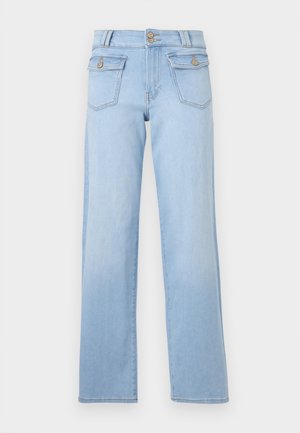 Jeans bleu clair taille haute à jambes droites avec fermeture à boutons sur le devant et poches à rabat avec boutons, sur fond blanc.