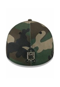 Casquette de baseball camouflage en vert, marron et noir. Présente un logo NFL brodé à l'arrière et un design à visière plate. En matériau en coton.