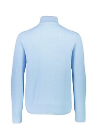 Ljusblå ribbad tröja med hög krage och långa ärmar. Har en rak skärning och ett texturerat mönster genom hela tyget.