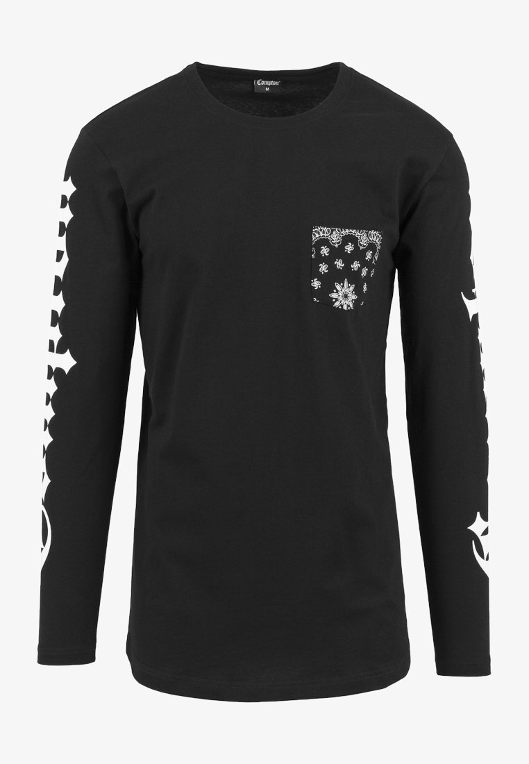 Melna T-krekla ar garām piedurknēm, ar baltu rakstainu kabatu, piedurkņu dekorācijās ir baltas grafikas un apaļa kakla izgriezums.