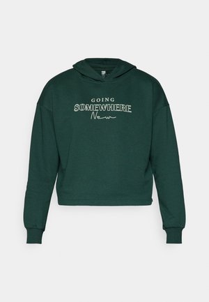 Vihreä lyhyt huppari pehmeästä kankaasta, jossa on valkoiset tekstit "MENEMÄSSÄ UUTEEN". Sisältää kiristysnauhan hupun ja ribbireunat.