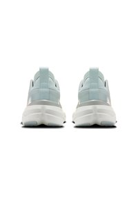 Sneaker azzurro chiaro con tomaia testurizzata, colletto imbottito e suola bianca spessa. Presenta un anello posteriore per una facile calzata e sfilata.