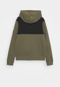 Hooded sweatshirt med en färgblockdesign; olivgrön kropp och svart övre panel. Tyget är mjukt, med elastiska ärmslut och nederkant.