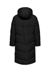 Pitkä musta untuvatakki hupulla, jossa tikattu kuvio, suuret suorakaiteen muotoiset osiot ja 3/4-pituiset hihat.