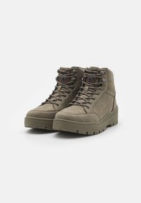 Botas de senderismo verde oliva con exterior de ante y goma, diseño de caña alta, ojales metálicos y suela texturada para mayor tracción.