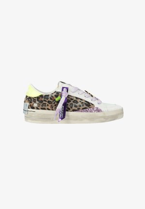 Scarpa da ginnastica bianca bassa con lati a stampa leopardata, dettagli viola glitterati, lacci bianchi con etichetta viola e suola in gomma consumata.