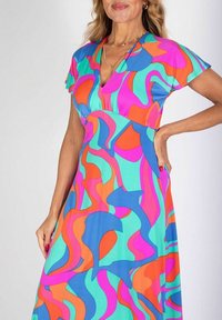 Värikäs maxi-mekko kevyestä kankaasta, jossa on abstrakteja muotoja vaaleanpunaisessa, oranssissa, sinisessä ja vihreässä. V-pääntie ja lyhyet hihat.