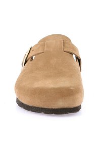 Zoccoli in suede marrone con design a punta chiusa, cinturino regolabile e suola in gomma testurizzata. Forma semplice, con accenti minimi.