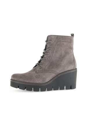 Bottines grises en daim avec une semelle compensée, présentant un laçage, un bout rond et une semelle extérieure en caoutchouc noir texturé pour une meilleure adhérence.