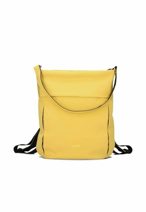 Gelber Rucksack mit einer oberen Klappe, schwarzen verstellbaren Gurten und kleinen vorderen Reißverschlusstaschen, vorne mittig mit dem "zwei"-Logo versehen.