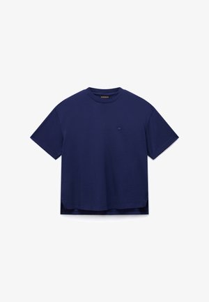 T-shirt bleu marine à manches courtes et col rond, avec un petit logo cousu sur la poitrine gauche et des fentes sur les côtés à l'ourlet.