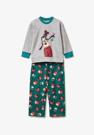 Parte superior de pijama de manga larga gris con un personaje de dibujos animados y acentos en color verde azulado, combinada con pantalones verdes con un patrón de tazas y sombreros.