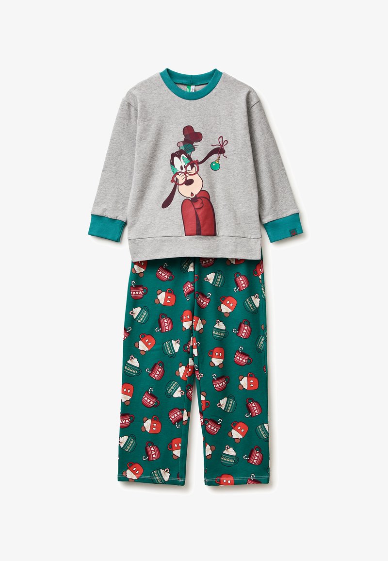 Top pigiama a maniche lunghe grigio con un personaggio dei cartoni animati e dettagli turchesi, abbinato a pantaloni verdi con un motivo di tazze e cappelli.