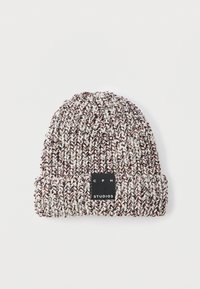 Căciulă tricotată, realizată dintr-un amestec de fire albe, gri și burgundy, cu o etichetă neagră inscripționată cu „CPH STUDIOS” în text alb.