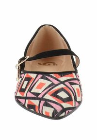 Zapato plano con punta afilada, que presenta un patrón geométrico en negro y multicolor, una pequeña correa en el tobillo y una textura suave y lisa.