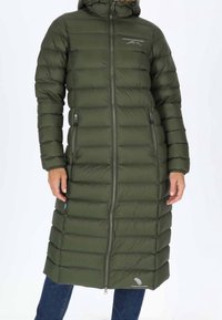 Langer olivgrüner Steppmantel mit Kapuze, gestepptem Design, seitlichen Taschen und einem Frontreißverschluss. Verfügt über Branding auf der Brust und am Saum.