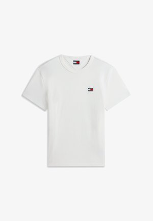Wit T-shirt met korte mouwen en ronde hals, met een klein rechthoekig rood, wit en blauw Tommy Jeans-logo op de linkerborst.
