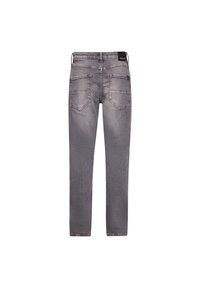 Jeans in denim grigio con taglio dritto, dotati di due tasche posteriori e un'etichetta con logo sulla vita. Il tessuto presenta una leggera texture sbiadita.