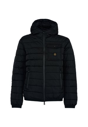 Giacca a vento nera con cappuccio, chiusura con zip, tasca frontale sul petto e tasche laterali. Presenta un design a righe orizzontali e polsini elastici.