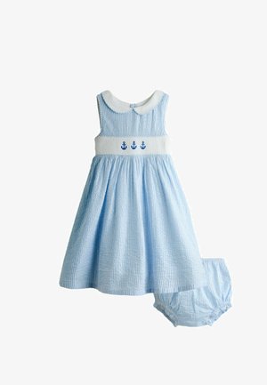 Vestido sin mangas para niño pequeño con rayas azules y blancas, cuello blanco, anclas azules bordadas en el pecho y bombachos a rayas a juego.