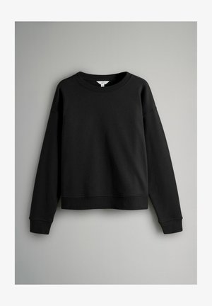 Musta dressipluus pehmest kangast, ümmarguse kaelusega, langevate õlgadega, soonikute äärtega ja sirge hemiga.